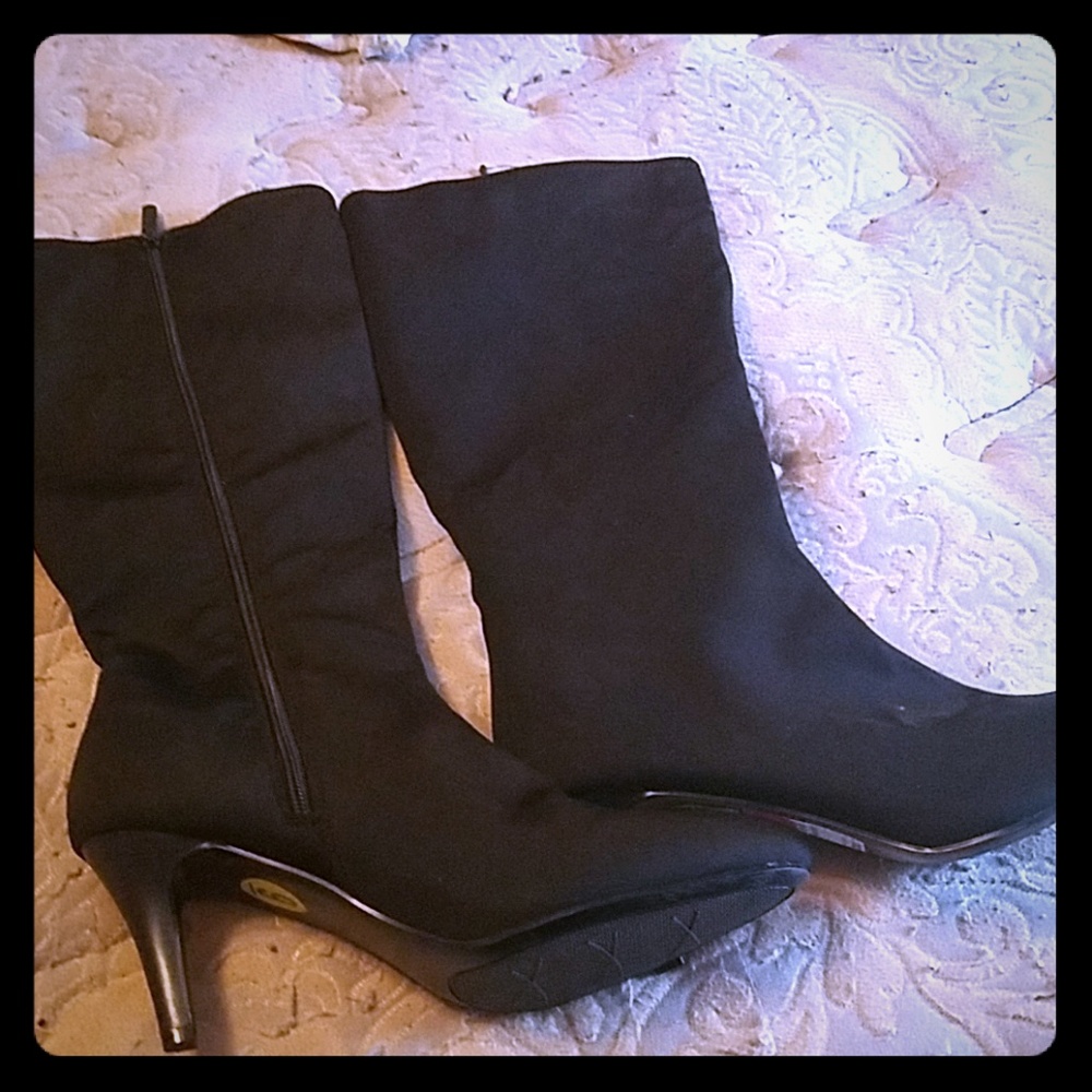 Black streatch boots.
